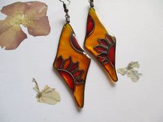 Rising amber sun earrings in reddish tones handmade with crystal resin and aluminum wire. Hippie and boho style, they are the perfect complement to a festival. They are large and flashy, but they weigh very little, it does not reach 5 grams. Plus, they come with some 925 sterling silver hooks in case you want to change them. Other related articles: https://www.etsy.com/es/listing/742289002/pendientes-de-hoja-pendientes-hechos-a?ref=shop_home_active_2&crt=1 https://www.etsy.com/es/listing/755 Red Bohemian Soldered Earrings, Bohemian Red Soldered Earrings, Yellow Bohemian Metal Earrings, Handmade Amber Earrings In Czech Glass, Bohemian Orange Czech Glass Earrings, Bohemian Orange Copper Earrings, Orange Copper Bohemian Earrings, Handmade Orange Hippie Jewelry, Bohemian Amber Wire-wrapped Earrings