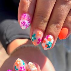 Mclayne Hutchings on Instagram: "Bring on summer and all the cute nails to follow 🌸 • • Inspo: @jenna_nailedit  #gel #gelnails #gelpolish #gelmanicure #gelnailart #nails #nailsnailsnails #nailsofinstagram #nailsart #nailsonfleek #nailsoftheday #nailsinspiration #nailsfashion #utahnails #summernails" Short Manicures, Lexi Nails, Em Nails, Retro Nails, Spring Acrylic Nails, Hippie Nails, Simple Gel Nails, Summery Nails, Classy Acrylic Nails