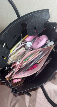 Whats In My Handbag Aesthetic, Everyday Bag Aesthetic, Inside Purse Aesthetic, Inside My School Bag, Inside My Bag Aesthetic, Inside My Purse, Purse Must Haves, Bag Tour, Handbag Aesthetic