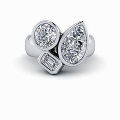 La collection nuptiale Belle STACK offre une élégance et un luxe sans effort avec ses pièces empilables au design unique. De la moissanite ronde entoure le bracelet pour créer de magnifiques anneaux qui s'emboîtent parfaitement pour former un look époustouflant. Chaque pièce triée sur le volet ajoute une touche spéciale, faisant de Belle STACK une option magnifique et distincte pour toutes les futures mariées.

 8 mm 2,00 cts. moissanite ronde incolore, couleur DEF, clarté VVS.

 Largeur de bande : 1,7 mm

 Alliance infini, pleine éternité, 4,5 mm de large, 0,40 ct. moissanite ronde incolore.

 Bande d'éternité moissanite incolore, 2 mm, 0,40 ct.

 Poids total de 2,80 carats.

 Veuillez prendre une taille au-dessus de 0,25 pour s'adapter confortablement à la largeur de cet ensemble.

 *La Custom Diamond Rings, Emerald Cut Diamond, Pear Diamond, Stone Design, Emerald Cut Diamonds, Multi Stone, Ring Box, Bezel Setting, Emerald Cut