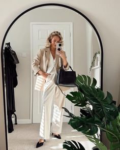 Dress to Impress: 25+ Office Manager Outfit Ideas for Women 20 Islam Outfits, Winter Graduation Outfit, Ootd Instagram, Oversized Clothes