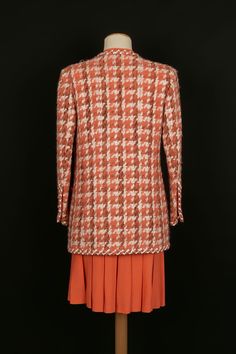 CHANEL - (Made in France) Ensemble trois pièces Haute Couture composé d'une veste et d'une jupette en tweed de laine et d'un top et d'une jupe plissée en soie orange et tweed. Aucune étiquette de taille, il convient à un 40FR. Collection Printemps-Eté 1990. Condition : Très bon état Dimensions : Veste : Largeur d'épaules : 43 cm - Longueur des manches : 60 cm - Longueur : 75 cm Jupe : Taille : 35 cm - Longueur : 58 cm Ysl Shoes, Chanel Haute Couture, Jimmy Choo Sunglasses, Chanel Sunglasses, Trending Handbag, Dior Shoes, Prada Shoes, Fendi Bags, Tweed Jacket