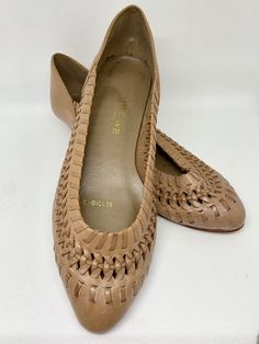 Dancer with beautiful braided upper, small wedge of about 2 cm, beige leather, made in Brazil, brand Gwynne Ave, leather bottom, vintage, never used. Vintage Leather Flats With Low Heel, Beige Woven Leather Flats, Vintage Brown Almond Toe Flats, Vintage Leather Almond Toe Flats, Vintage Leather Flats For Spring, Vintage Closed Toe Flats, Young Alicent, Womens Pumps, Made In Brazil