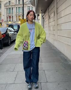 Stone Color Pants Outfit, Maximalist Outfits Winter, Funky Vintage Outfits, Autumn Jeans Outfits, Brown Color Outfit, Casual Colorful Outfits, Salomon Outfit, Ss23 Street Style, Green Cardigan Outfit