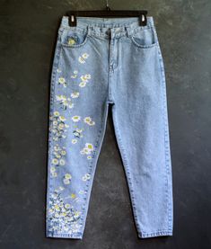 Painted Jeans Daisy Floral Painted denim Be amazing | Etsy Thrift Upcycle, Jeans Painting, Painting Clothes, Painted Clothes Diy, Clothes Embroidery Diy, Denim Embroidery, Diy Jeans, Denim Art, Jeans Outfit Summer