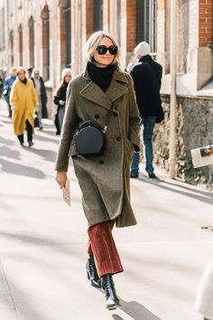 PARIS FALL 18/19 STREET STYLE I #winterwomensfashion Luxe Wardrobe, Best Winter Coats, Stylish Winter Outfits, Street Style Blog, Winter Street, Collage Vintage, Outfit Formulas, Style Winter, Street Style Winter