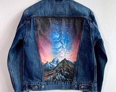 Diy Denim Jacket, Custom Denim Jacket, Hand Painted Denim Jacket, Jean Jacket Outfits, Painted Denim Jacket, Painted Jacket, Painted Jeans