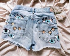 Shorts Pintados, Hand Painted Shorts, Tye Dye Jeans, Jean Jacket Design, Embroidery Shorts, Painted Shorts, Painted Clothes Diy, Fabric Painting On Clothes, Outfits Jeans