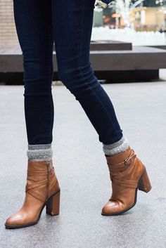 Heeled Ankle Boots Outfit, Brown Ankle Boots Outfit, Ankle Boots With Leggings, Blue Parka, Boots And Jeans, Simple Clothes, How To Wear Ankle Boots, Boots Outfit Ankle, Looks Jeans