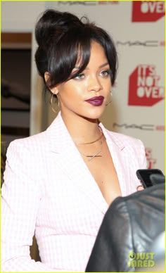 Rihanna Makeup, Rihanna Hairstyles, Top Knot Bun, Rihanna Photos, Rihanna Looks, Rihanna Style, Rihanna Fenty, Bad Gal, Penteado Cabelo Curto