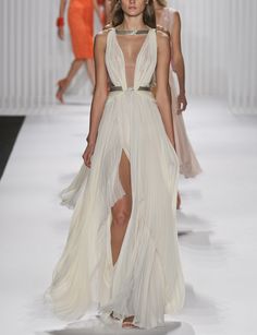 Goddess Dress, Looks Party, Fantasy Fashion, Mode Inspiration, Luxury Outfits, New York Fashion Week, Pretty Dresses, Runway Fashion