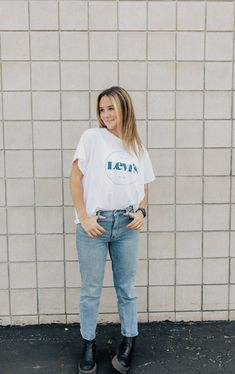 A Levi tee that is in perfect condition! This piece was thrifted and specially picked :) Levi's White Graphic Tee, Levi's Casual Graphic T-shirt, Thrift Fits, Levi's Graphic Print T-shirt, Affordable Levi's T-shirt With Text Print, Levi's Relaxed Fit Graphic T-shirt, Vibrant Outfits, Style Inspiration Casual, Womens Fashion Inspiration