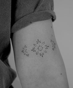 Mandalla Tattoo, Persian Tattoo, Tattoo Bracelet, Ankle Tattoo, Little Tattoos, Simplistic Tattoos, Tattoos Ideas, Mandala Tattoo, Chest Tattoo