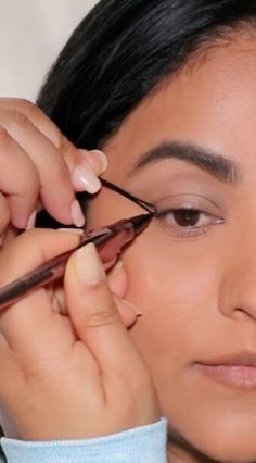 Easy Winged Eyeliner Tutorial, How To Do Cat Eyes Eyeliner, How To Apply Eyeshadow As Eyeliner, Cat Eyeliner For Hooded Eyes Step By Step, Eyeliner Styles For Beginners, How To Apply Liner, Eyeliner Application Tips, How To Cat Eyeliner, How To Do A Cat Eye For Beginners