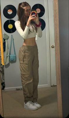 Outfit W Cargo Pants, Casual Dancing Outfits, Parachute Pants Outfit Brown, Tom Boy Chic Style Inspiration, Outfits W Cargo Pants, Light Blue Cargo Jeans Outfit, Cacky Pants Outfits, Pintrest Girl Aesthetic Outfit, Outfits Streetwear Mujer