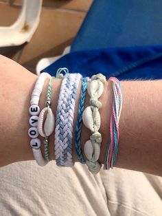 Summer Bracelet Stack Ideas, Friendship Bracelets On Wrist, Obx Bracelets Ideas, Summer Bracelets Aesthetic, Summer Wrist, Cute Friendship Bracelets, Preppy Bracelets