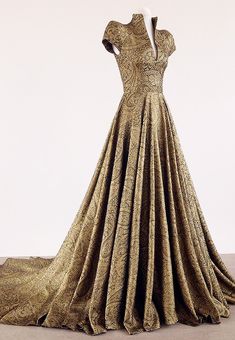 Empress Dress, Baju Kahwin, Shopping Lifestyle, Haute Couture Gowns, Girl Shopping, Gold Wedding Dress, Happy Makeup, Makeup Outfit, Royal Dresses