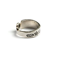 From our tribal collection, Hand made by Hill tribe artist from the Golden Triangle. A remarkable open band ring, hand carved oxidised silver with etched tribal motifs and a spiral tip. Adjustable in size and suitable for both, man and woman. Material: Silver Sizes : US 7 / 8 / 9 This handcrafted piece is 95% to 99% pure silver. The higher silver content (compared to sterling silver, which is 92.5%) makes the pieces softer and easier to shape. Oxidation, hammer marks, and slight design variances Engraved Silver Ring, Fake Gauge Earrings, Oxidized Silver Rings, Bali Earrings, Spiral Ring, Golden Triangle, Hill Tribe Silver, Snake Jewelry, Packing Jewelry