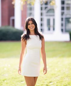 College Graduation Photo Outfit Ideas, College Graduation Guest Outfit, University Graduation Outfit For Women, Masters Graduation Outfit, Graduation Dresses University, University Graduation Outfit Dresses, White Graduation Dress College, College Graduation Outfit Ideas, College Graduation Dress