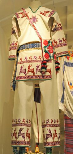 Huichol Clothing Mexico ~ Museo Textil de Oaxaca Mexican Cultural Clothing, Filipino Clothing Men, Traditional Mexican Clothing, Mexican Traditional Clothing Men, Traditional Clothing, Traditional Mayan Clothing, Mexico Traditional Clothes Men, Mexico Traditional Clothes, Indigenous Mexican Clothing