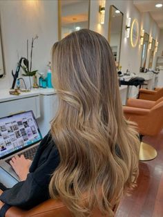 bronde hair balayage gloss Healthy Hair Balayage, Teddy Bear Hair Color Blonde, Natural Brown To Blonde Balayage, Summer Bronde Balayage Warm, Barely Blonde Hair, Honey Blonde Hair On Asian Women, Light Brown Hair Balayage Brunettes, Olivia Stallings Hair, Honey Balayage On Light Brown Hair