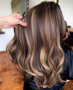 Full Highlights For Medium Brown Hair, Carmel And Brown Hair Color, Carmel With Highlights, Light Carmel Hair With Highlights, Baylage Hair 2023, Blond Melir Hair Brown, Types Of Highlights For Hair Brunettes, Brown Girls Hair Color Ideas, Carmel And Blonde Hair Color