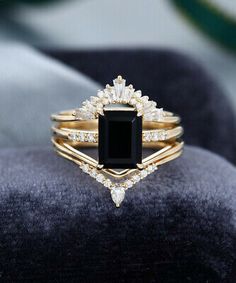 Black Wedding Ring With Emerald, Black Diamond Wedding Rings Emerald Cut, Luxury Black Stackable Rings For Formal Occasions, Black Gold Emerald Wedding Ring, Onix Engagement Ring, Black Emerald Cut Engagement Ring, Black And Gold Wedding Ring For Women, Wedding Band For Emerald Cut Ring, Wedding Bands For Emerald Cut Rings