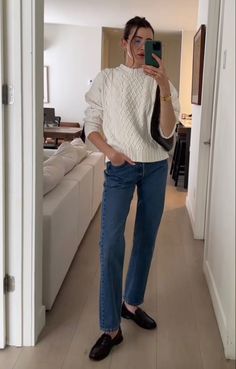 Simple Feminine Outfits, Sweater Jeans Outfit, Winter Minimalist Outfit, Cold Fashion, Minimal Outfit, Winter 2023, Work Fashion, Fall Winter Outfits, Minimal Fashion