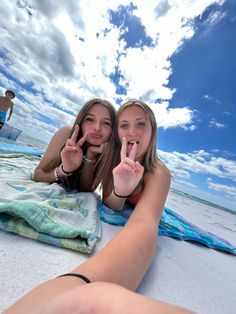 Pics To Recreate With Your Bff At The Beach, Beach Aesthic Pictures, Friend Holiday Pictures, Beach Pics To Take With Your Bestie, Best Friend Pics To Recreate, Pictures To Take At The Beach With Bff, Cute Summer Photo Ideas, Summer Friends Photoshoot, Pool Inspo Pics Friends