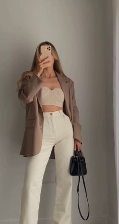 White Trousers Work Outfit, Basic Classy Outfits, Outfits Con Blazers, Outfits Juvenil, Outfits Con Jeans, Classic Outfits, Elegant Outfit, Outfits Casuales