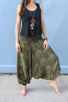 Supple harem pants made of 100% viscose/rayon and oriental paisley print in earthy khaki green. Can also be worn as a kind of pant dress. The pendulums for tying as a halter dress/jumpsuit are sewn into the inner waistband of the trousers. Thanks to the pleasantly light material and the absolute freedom of movement, the Goa pants are also ideal as yoga/festival/dance and leisure pants. Also ideal as maternity wear, as the wide elastic waistband adjusts flexibly and comfortably before, during and after pregnancy. *Dimensions: - Waist circumference (stretchy): 60 - 106 cm - Total length from the top waistband: approx. 94 cm - One size from S to L *Material: 100% viscose *Machine wash at 30 degrees easy care possible. Green Wide Leg Viscose Bottoms, Green Baggy Harem Pants In Hippie Style, Baggy Green Hippie Harem Pants, Loosely Fitted Green Harem Pants Ankle-length, Green Loosely Fitted Harem Pants Ankle Length, Green Loosely Fitted Ankle-length Harem Pants, Green Ankle-length Harem Pants, Green Baggy Harem Pants, Green Bohemian Harem Pants With Loosely Fitted Hips