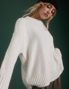 This cozy crewneck is made from mohair yarn mixed with top-quality merino wool for a lightweight, luxurious feel/Yarn is top-dyed to give a rich, tonal depth of color/Jersey stitch/Ribbed neckline, cuffs, and hem Crochet Tube Top, Chunky Oversized Sweater, Fall Style Guide, Boyfriend Sweater, Oversized Sweater Women, American Eagle Sweater, Mens Outfitters, Knitting Designs, Cardigans For Women