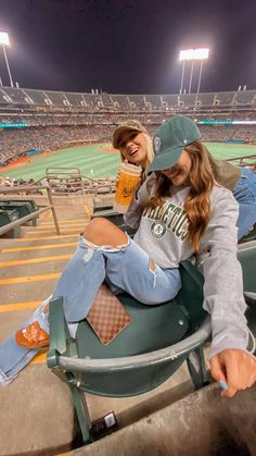 Cute Football Jersey Outfit, Cricket Stadium Outfit Women, Simple Baseball Game Outfit, Cute Fall Baseball Game Outfit, Yankees Game Outfit Fall, Outfit Inspo Soccer Game, Women’s Football Outfit, Cute Baseball Game Outfit Cold, Baseball Game Cold Weather Outfit