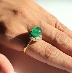 Antique Emerald Ring, Art Deco Emerald Ring, Emerald Ring Vintage, Natural Emerald Rings, How To Make Rings, Cabochon Ring, Proposal Ring, Halo Diamond Ring, Gems Jewelry