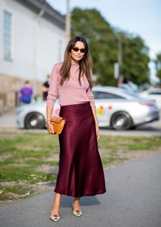 Burgundy Skirt Outfit, Oslo Fashion, Long Silk Nightgown, Burgundy Midi Skirt, Work Outfits Frauen, Soft Feminine Outfits, Satin Skirt Outfit, Burgundy Skirt, Long Skirt Outfits