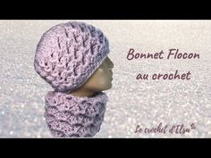 a mannequin head wearing a knitted hat and scarf with the words bonnett flocon au crochet