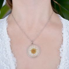 The white daisy necklace comes with a stylish 925 silver-plated chain. The beaded chain is made in Italy and it is crafted beautifully.  The pressed and dried flower pendant is real and covered in resin. Its shape and color may vary since flowers come in different sizes.  The chain is approximately long 21 cm. This is the perfect gift for a Birthday and Valentine's Day, but also for a bride and her bridesmaids.  The necklace has a small mark on it that certifies it's made of 925 silver.  Each pi Dainty White Jewelry With Silver Chain, White Gold Flower Jewelry For Birth Flower, Sterling Silver Jewelry With Pressed Flowers, White Gold Flower Jewelry With Birth Flower, White Flower Jewelry With Birth Flower Detail, White Dainty Flower Necklace, Dainty White Round Flower Necklace, White Gold Flower Jewelry With Birth Flower Detail, White Gold Birth Flower Jewelry