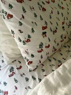 Winter Theme Bedding, Bed Sheets Christmas, Christmas Blanket On Bed, Christmas Bed Sheets Aesthetic, Winter Bed Sheets, Christmas Sheets Bedding, Christmas Blankets Aesthetic, Decorating Bedroom For Christmas, Christmas Bedsheets