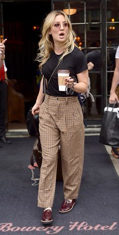 Kaley Cuoco Style Casual, Brown Gingham Pants Outfit, Kaley Cuoco Hair Flight Attendant Outfits, Kaley Cuoco Street Style, Soft Natural Street Style, Penny Outfits Kaley Cuoco, Kaley Cuoco Outfits, Choco Outfits, Kaley Cuoco Hair