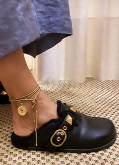 Shoe Aesthetic, Black Shoe, Dope Jewelry, Aesthetic Black, Shoe Inspo, Jewelry Lookbook, Ankle Bracelet, Moda Vintage, Carrie Bradshaw