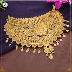 Transform Your Look with These Gorgeous Necklace Sets Latest Gold Set Designs, Gold Choker Necklace Indian Bridal, Gold Choker Necklace Set, Yellow Choker, Gold Choker Set, Unique Locket, Unique Gold Jewelry, Locket Design