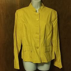 Nwt - Chadwicks - Linen Bright Yellow Jacket - 14 Loc C1 Bright Yellow Button Down Linen Jacket With High Split Collar, Long Sleeves, 2 Front Flap Pockets, Slight Peplem Hem. Mint Condition Never Worn Extra Button Pouch Still Attached. Measurements: Bust 20, Hip 21, Length 26. Classic Spring Blazer With Buttons, Spring Solid Outerwear With Covered Buttons, Spring Outerwear With Covered Buttons, Yellow Long Sleeve Blazer With Button Closure, Classic Spring Outerwear With Covered Buttons, Spring Casual Blazer With Covered Buttons, Casual Spring Blazer With Covered Buttons, Classic Spring Blazer With Snap Buttons, Spring Office Outerwear With Covered Buttons