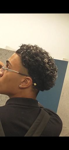 Haircuts Curly Hair Men, Taper Fade Long Hair, Curly Hairstyles Men, Curly Hair Designs, Waves Hairstyle Men