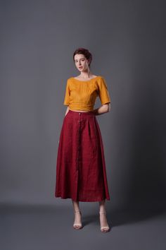 "Linen Maxi Skirt GREEN, Summer Linen Skirt with Pockets, Linen Long Skirt, Vintage Linen Skirt, Handmade Linen Clothing - Skirt length is 80 cm (31.5 inches).  - Two side pockets - Elastic waistband on the back - Wooden buttons - Split at the middle - Made from High quality linen, 100% pure linen, and only get better with time - Handmade at our studio - Made to order.  - Made to measurement is an option! Please message us if you would like to discuss more. Please read carefully to choose the ri Fitted Long Skirt With Buttons, Bohemian Lined Pencil Skirt, Traditional Pleated Skirt, Linen Long Skirt, Long Skirt Vintage, Linen Maxi Skirt, Linen Midi Skirt, Lovely Wedding Dress, Plus Size Skirt