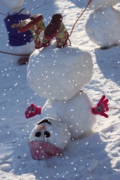 the snowman is made to look like it's sitting in the snow