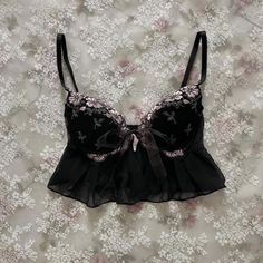 Measurements: Bust: 34B/32C Length (straps excluded): 11"; adjustable straps. Label: Small -- Best fits sizes 34B/32C. Condition: Used - Excellent * Shortened Material: Polyester, Nylon Model is 5′ 6″ and wears the size XS. (Cup size: 30A, Bust 30″, Waist 26″, Hips 37″) * Express shipping, please inform your phone number via message or note. Returns, exchanges, and refunds are not accepted. Please read measurements in each product page carefully before purchasing to ensure the item fits. If you have any questions about specific clothing please contact us at message before placing an order. Cropped Tube Top, Bustiers, Bras And Panties, Cup Size, Product Page, Tube Top, Front Open, Womens Clothing Tops, Black Floral