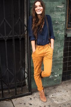 Tomboy Barbie, Tomboy Stil, Mustard Pants, Converse Outfits, Mode Tips, Tomboy Chic, Yellow Pants, Androgynous Fashion, Ruby Rose