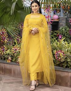 Haldi Dress, Yellow Kurta, Haldi Outfits, Pakistani Women Dresses, Haldi Outfit, Pakistani Fashion Party Wear, Fancy Dresses Long