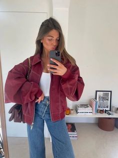 Cool City Outfits, Burgundy Jacket Outfit Fall, Leather Jacket Inspo Outfit, Trendy New York Outfits, Jean Jacket Fall Outfits, Going Out Jacket, Stylish Outfits Casual, Chique Outfit, Golden Globes Red Carpet