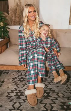 They'll sleep tight in these adorable festive pajamas! Christmas Jammies Family, Family Xmas Pjs, Matching Christmas Pajamas Couples, Matching Christmas Jammies, Adult Christmas Pajamas, Family Holiday Pajamas, Family Matching Pjs, Christmas Baby Pictures, Christmas Pjs Family